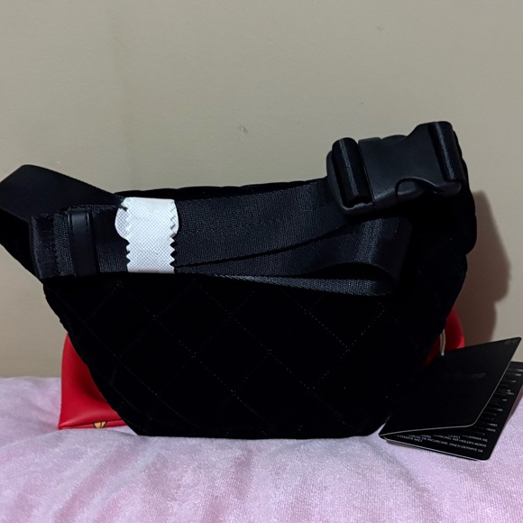 Sale! Loungefly Disney Minnie Mouse velvet Red Bow Fanny Pack new with tags - Picture 3 of 3